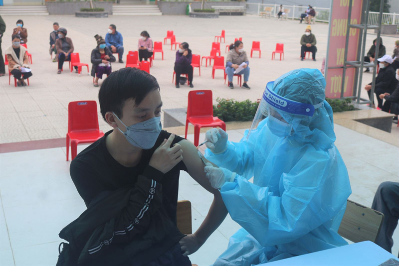 Người dân đến tiêm vaccine phòng COVID-19 tại điểm tiêm trường Tiểu học Sông Hiến, thành phố Cao Bằng (Cao Bằng). Ảnh: Chu Hiệu/TTXVN