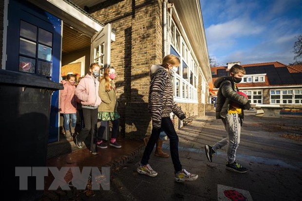 Học sinh đeo khẩu trang phòng dịch COVID-19 tại trường học ở de Bilt, Hà Lan. (Ảnh: AFP/TTXVN)
