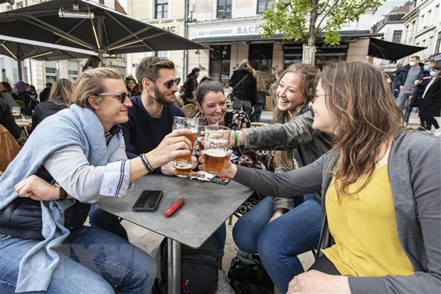  Người dân Pháp gặp gỡ nhau tại một quán bar ngoài trời ở thành phố miền Bắc Lille, khi lệnh phong tỏa do dịch COVID-19 được nới lỏng, ngày 19/5/2021. (Ảnh: THX/TTXVN)