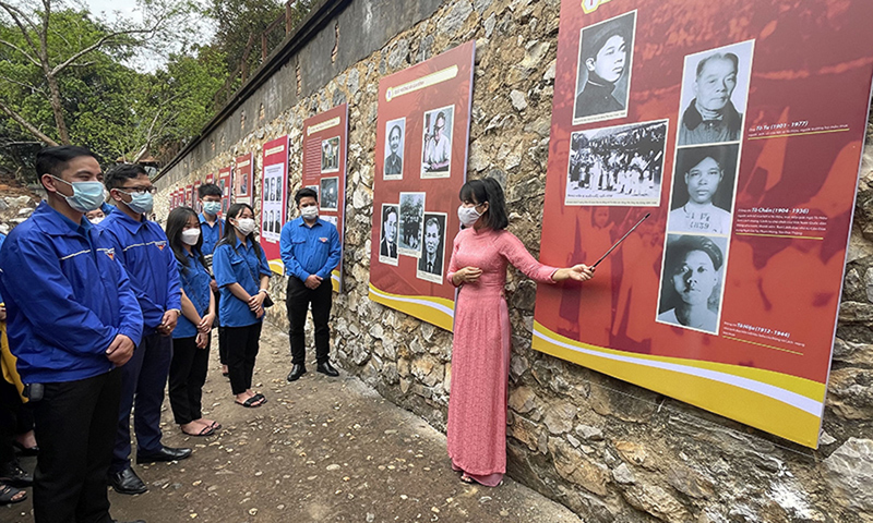 Đoàn viên thanh niên Sơn La tìm hiểu về thân thế, gia đình đồng chí Tô Hiệu tại Khu di tích lịch sử Nhà tù Sơn La.