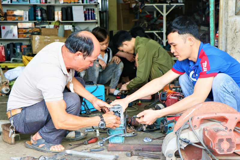 Nhiều lứa học viên là NKT trưởng thành và ra nghề từ cửa hàng sửa chữa điện cơ của anh Phạm Sỹ Nguyên (Hoàn Lão, Bố Trạch).