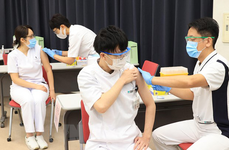 Tiêm vaccine phòng COVID-19 của hãng Pfizer-BioNTech cho nhân viên y tế tại Tokyo, Nhật Bản. (Ảnh: AFP/TTXVN)