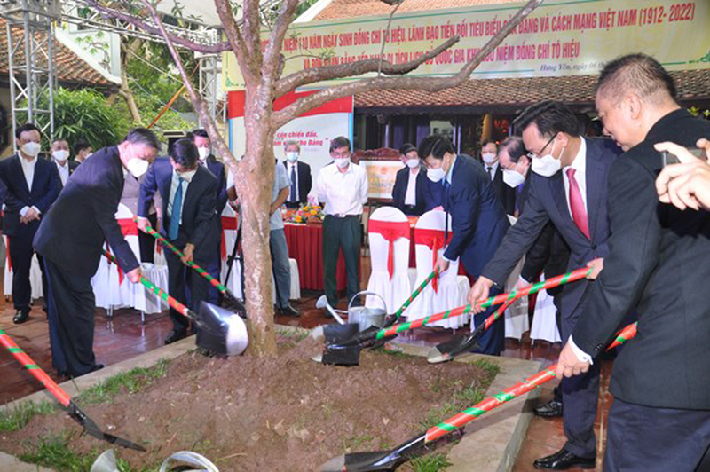 Đại tướng Tô Lâm (ngoài cùng bên trái) và các đại biểu trồng cây tại Khu lưu niệm đồng chí Tô Hiệu. (Ảnh: Mai Ngoan/TTXVN)