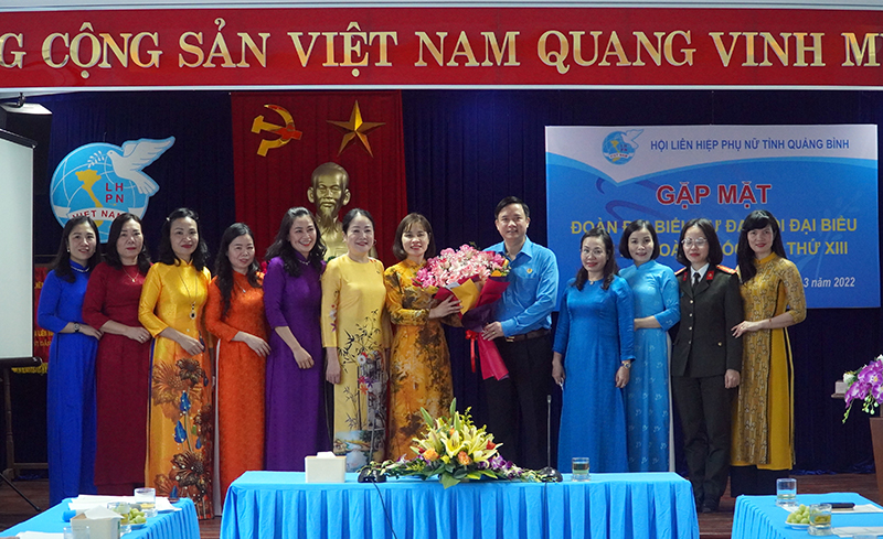 Đại diện lãnh đạo Liên đoàn Lao động tỉnh tặng hoa chúc mừng Đoàn đại biểu Phụ nữ tỉnh