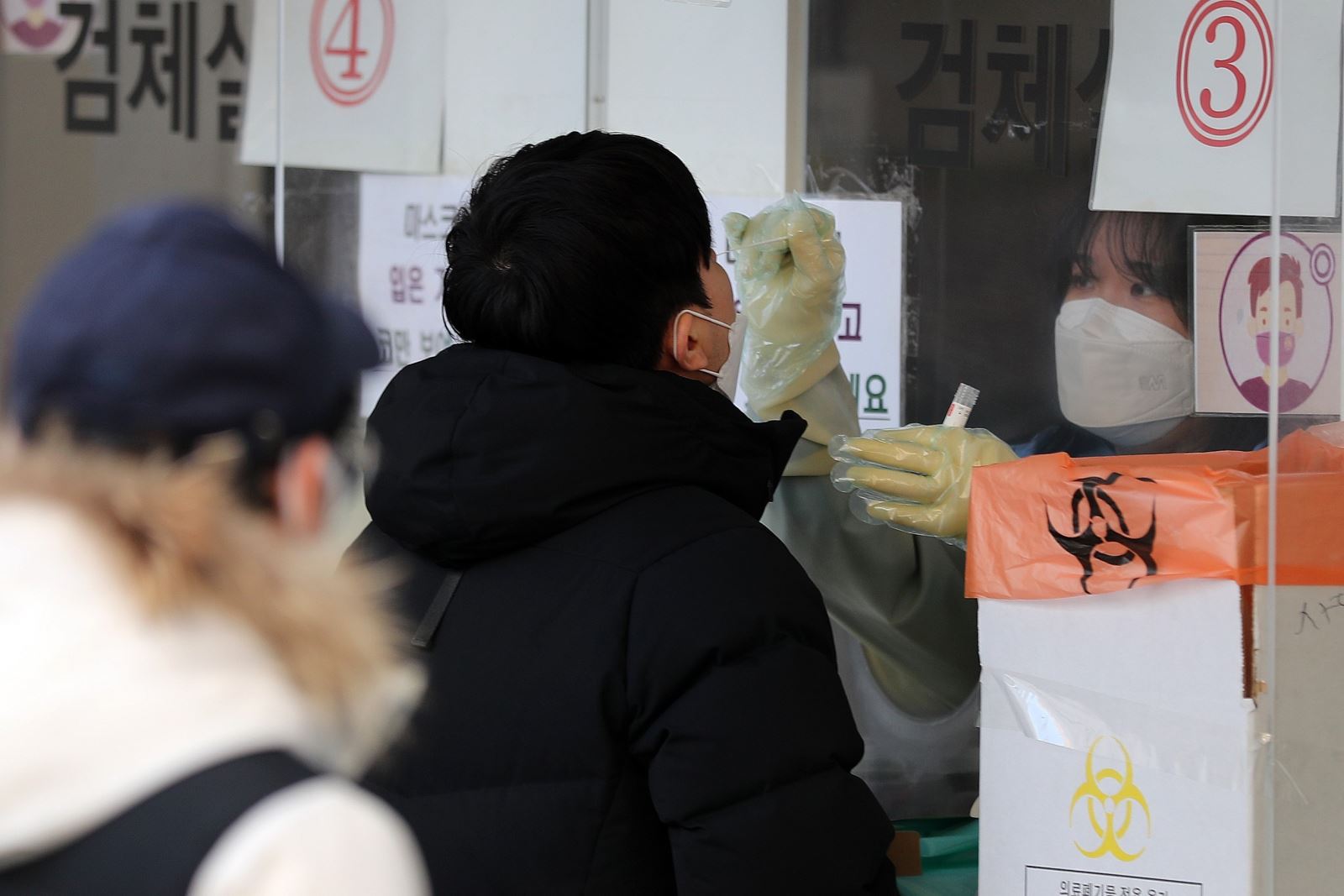  Nhân viên y tế lấy mẫu xét nghiệm COVID-19 cho người dân tại Seoul, Hàn Quốc, ngày 2/3/2022. Ảnh: THX/TTXVN