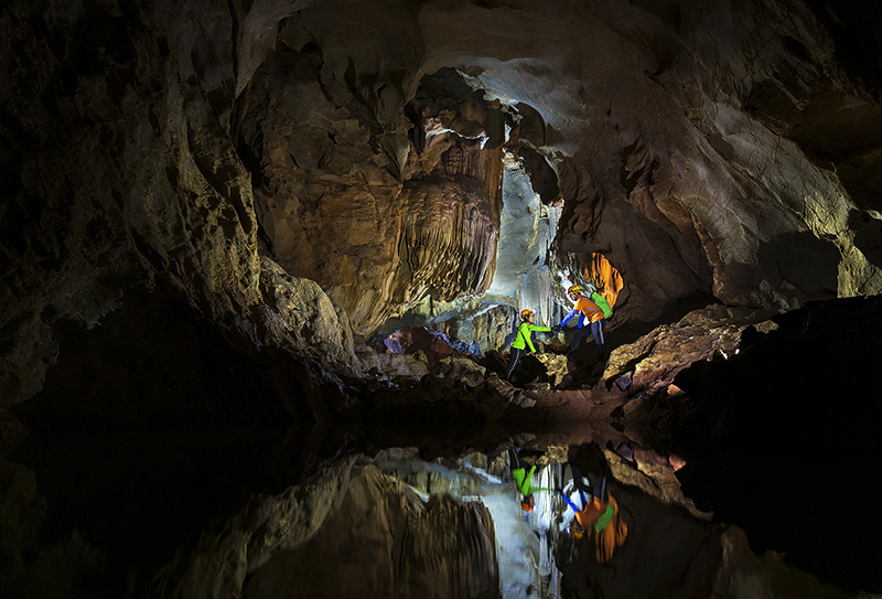Khám phá hang Chà Lòi - một trong những trải nghiệm của tour du lịch.