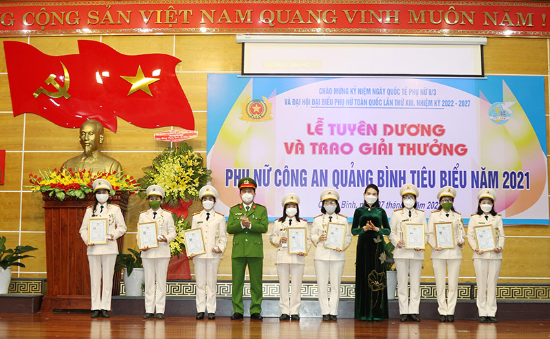 Lãnh đạo Công an tỉnh và Hội Liên hiệp Phụ nữ Việt Nam tỉnh tuyên dương các gương phụ nữ Công an tiêu biểu năm 2021