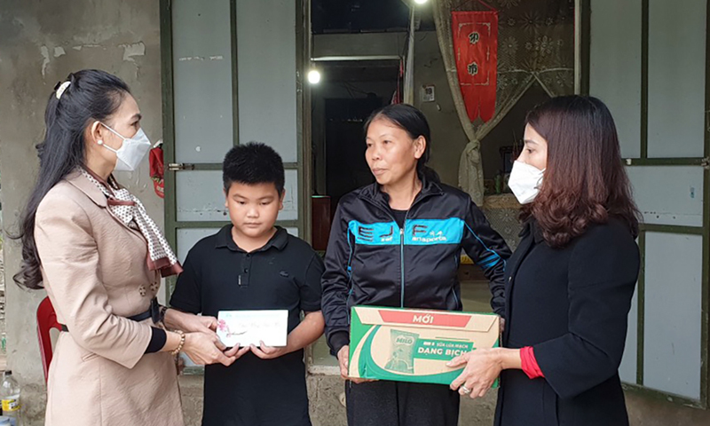 Cán bộ Hội LHPN tỉnh thăm, tặng quà trẻ mồ côi tại xã Quảng Tân, TX. Ba Đồn.