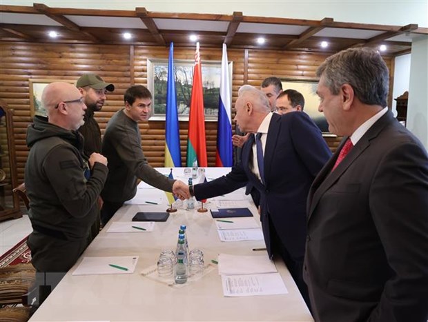 Toàn cảnh vòng đàm phán thứ hai giữa phái đoàn Nga và Ukraine tại vùng Belovezhskaya, Belarus ngày 3/3/2022. (Ảnh: THX/TTXVN)