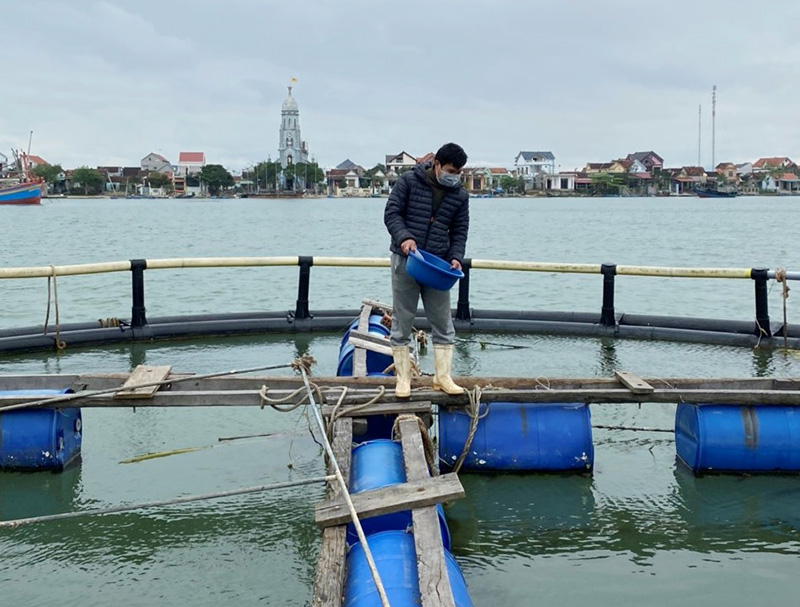 Anh Hoàng Minh Vương mạnh dạn đầu tư lắp đặt bè cá bằng ống nhựa HDPE hiện đại theo công nghệ Na Uy.