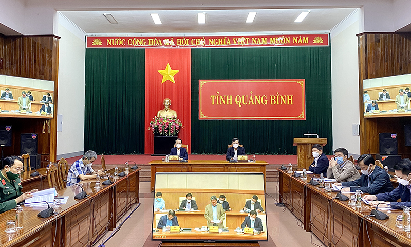 Đồng chí Chủ tịch UBND tỉnh Trần Thắng và đồng chí Phó Chủ tịch UBND tỉnh Phan Mạnh Hùng chủ trì hội nghị tại điểm cầu tỉnh Quảng Bình.