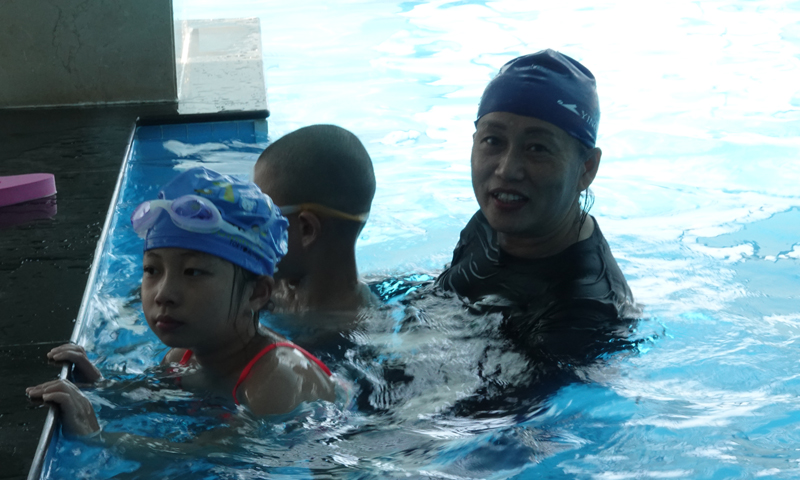 Nữ kiện tướng bơi lội Trần Thị Kiều hướng dẫn bơi cho trẻ em.