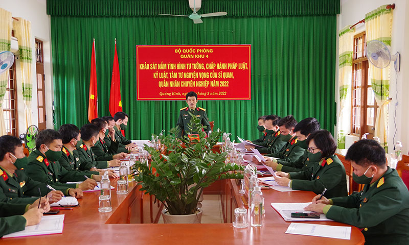 Đại tá Trần Quang Mạnh, Trưởng phòng Tuyên huấn, Cục Chính trị Quân khu 4 phát biểu kết luận đợt khảo sát tại Quảng Bình