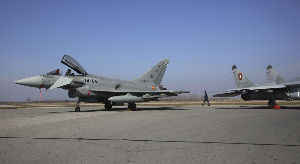 Máy bay MiG-29 của Bulgaria và máy bay Eurofighter EF-2000 Typhoon II của Tây Ban Nha tại Graf Ignatievo. Ảnh: AP