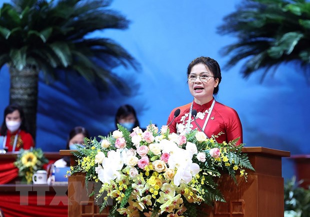 Chủ tịch Hội Liên hiệp Phụ nữ Việt Nam Hà Thị Nga trình bày Diễn văn khai mạc Đại hội. (Ảnh: Dương Giang/TTXVN)