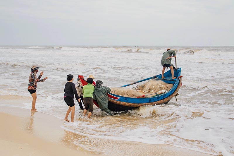 Ngư dân Hải Ninh (Quảng Ninh) đánh bắt cá trích.