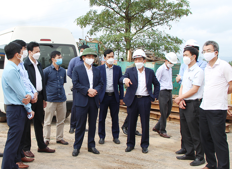 Đồng chí Phó Chủ tịch UBND tỉnh Phan Mạnh Hùng kiểm tra tình hình thi công gói thầu DH-1.7 và DH-1.8 thuộc Dự án môi trường bền vững các thành phố duyên hải - Tiểu dự án TP. Đồng Hới.