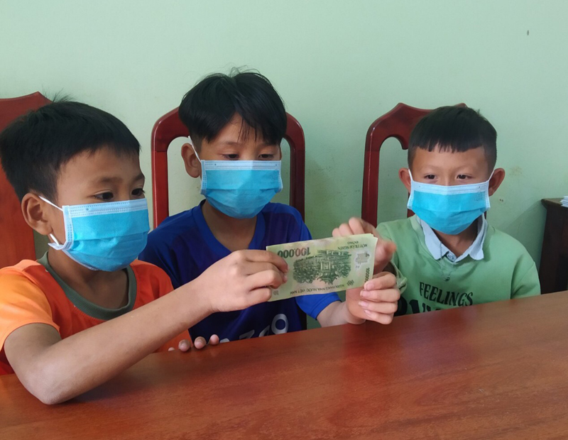 Các em học sinh đến trình báo tại Công an xã  Châu Hóa sau khi nhặt được số tiền trên đường. 