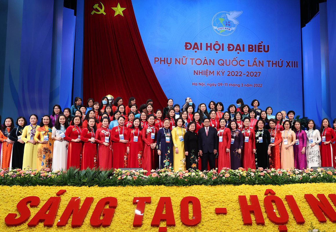 Thủ tướng Chính phủ Phạm Minh Chính chụp ảnh lưu niệm cùng các đại biểu