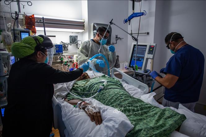 Nhân viên y tế điều trị cho bệnh nhân COVID-19 tại trung tâm y tế ở Tarzana, California, Mỹ. Ảnh: AFP/TTXVN