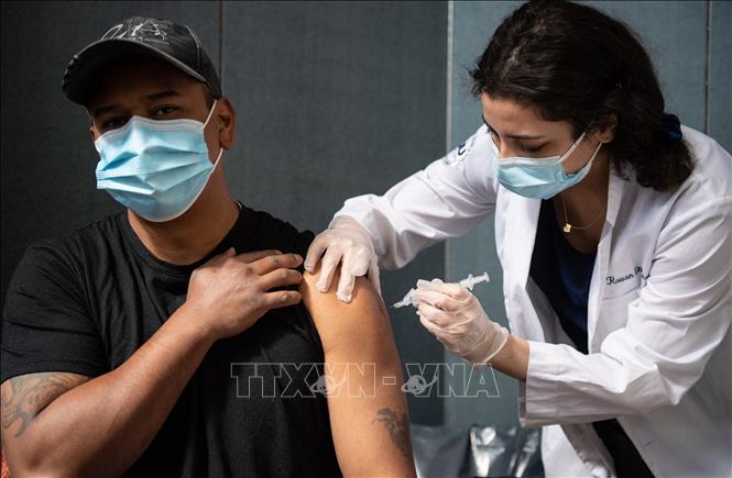  Nhân viên y tế tiêm vaccine phòng COVID-19 cho người dân tại New York, Mỹ. Ảnh: AFP/TTXVN