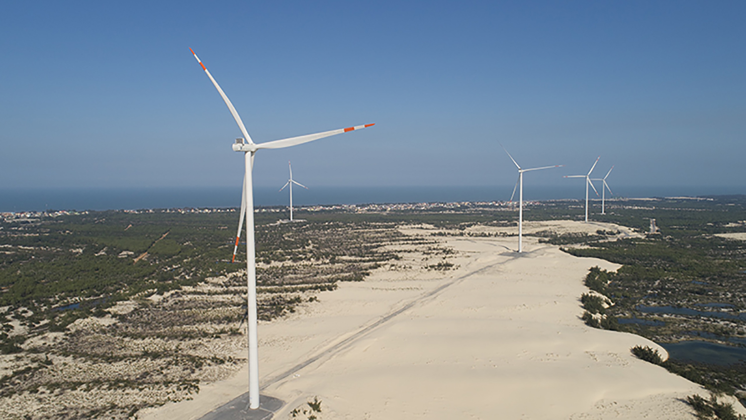 Vùng cát phía đông huyện Lệ Thủy có nhiều tiềm năng để phát triển điện gió. Ảnh: Phú Sơn