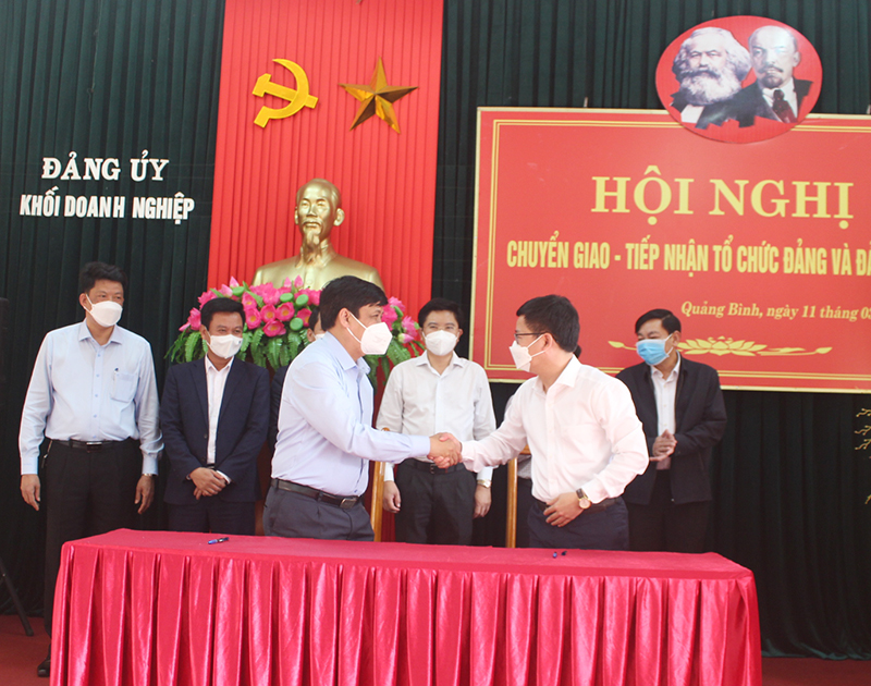  Đại diện Thường trực Đảng ủy Khối DN tỉnh và Thường trực Huyện ủy Bố Trạch ký kết biên bản bàn giao, tiếp nhận tổ chức đảng và đảng viên.