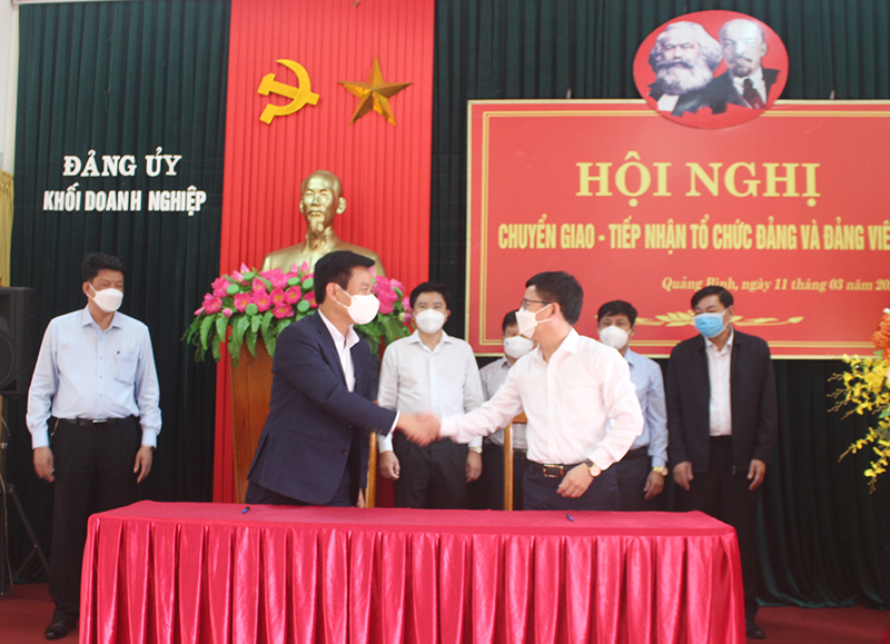  Đại diện Thường trực Đảng ủy Khối DN tỉnh và Thường trực Huyện ủy Quảng Ninh ký kết biên bản bàn giao, tiếp nhận tổ chức đảng và đảng viên.