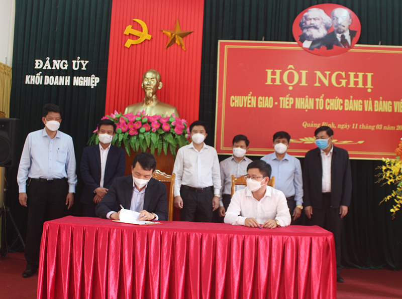  Đại diện Thường trực Đảng ủy Khối DN tỉnh và Thường trực Huyện ủy Tuyên Hóa ký kết biên bản bàn giao, tiếp nhận tổ chức đảng và đảng viên.