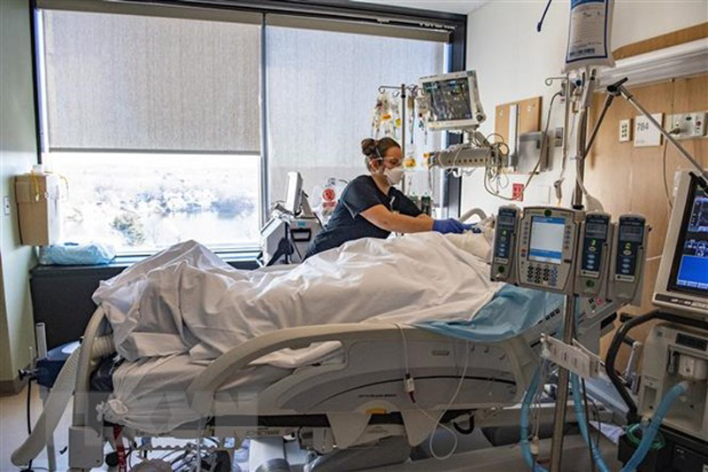 Nhân viên y tế điều trị cho bệnh nhân COVID-19 tại trung tâm y tế ở Worcester, Massachusetts, Mỹ. (Ảnh: AFP/TTXVN)