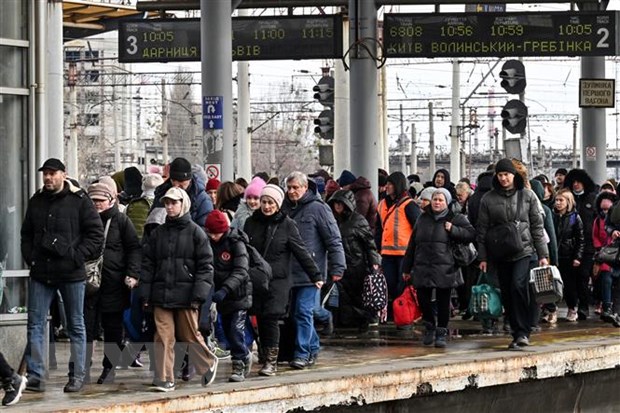 Người dân Ukraine sơ tán khỏi thủ đô Kiev. (Ảnh: AFP/TTXVN)