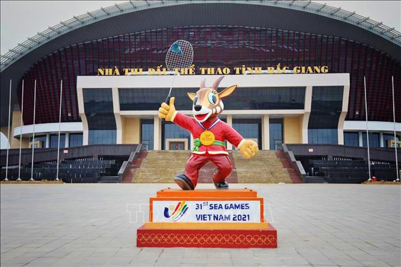 Biểu tượng Sao La - linh vật SEA Games 31, được bố trí tại Nhà thi đấu thể thao tỉnh Bắc Giang. Ảnh: TTXVN