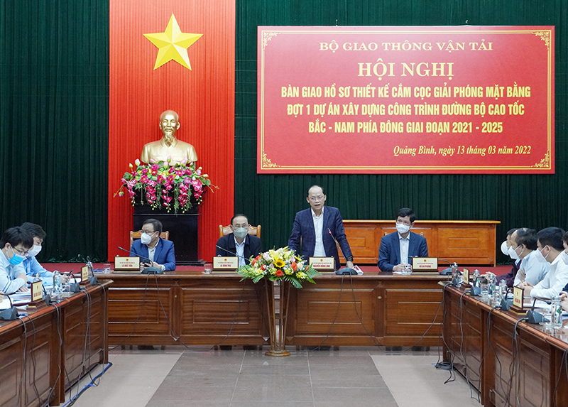 Đồng chí Phó Chủ tịch UBND tỉnh Hà Tĩnh Nguyễn Hồng Lĩnh phát biểu tại hội nghị