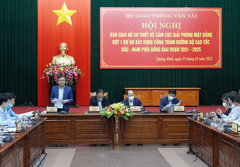 Đồng chí Phó Chủ tịch UBND tỉnh Quảng Trị Lê Đức Tiến phát biểu tại hội nghị