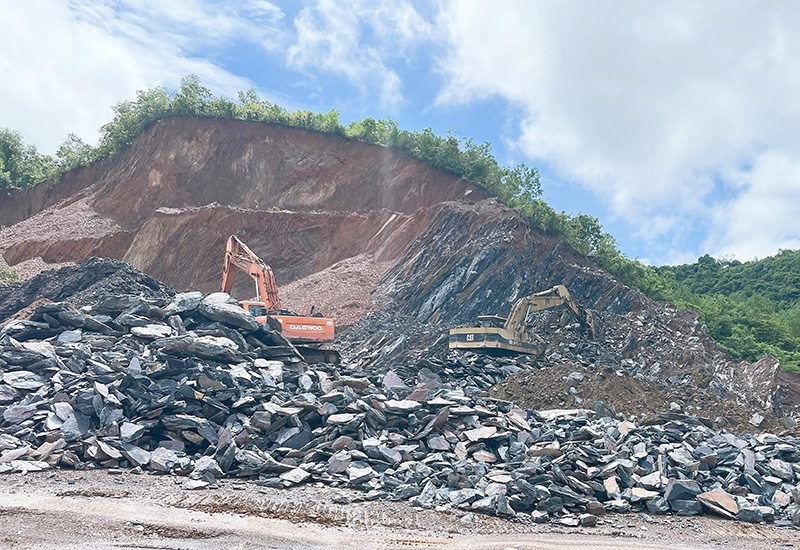 Một trường hợp lợi dụng danh nghĩa khai thác mỏ đất ngang nhiên khai thác đá trên địa bàn huyện Tuyên Hóa.