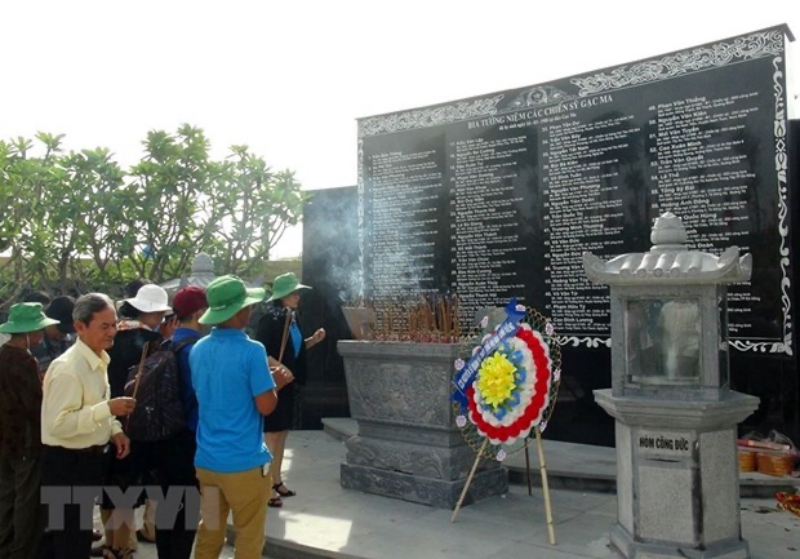  Dâng hương trước Bia tưởng niệm chiến sĩ Gạc Ma tại Khu Tưởng niệm chiến sĩ Gạc Ma, xã Cam Hải Đông, huyện Cam Lâm, tỉnh Khánh Hòa. (Ảnh: TTXVN)