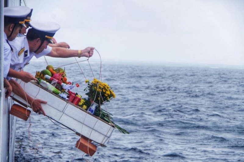 Đã thành thông lệ, bất cứ tàu hải quân nào đi qua vùng biển Gạc Ma, Cô Lin, Len Đao đều tổ chức lễ viếng và thả hoa tưởng niệm 64 liệt sỹ trong cuộc chiến đấu bảo vệ chủ quyền biển đảo Tổ quốc năm 1988. (Ảnh: TTXVN)