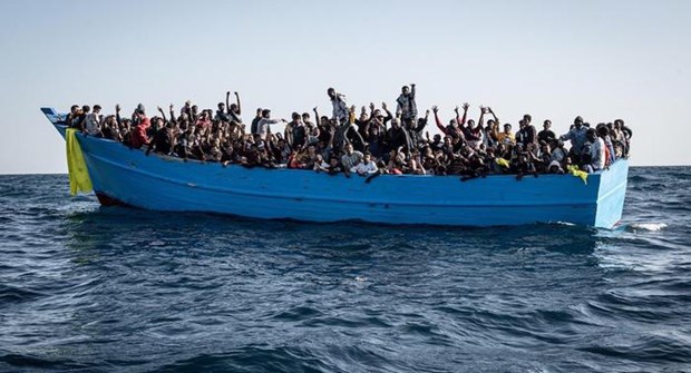Người di cư lên thuyền hướng đến quần đảo Canary. (Ảnh minh họa. Nguồn: dw.com)