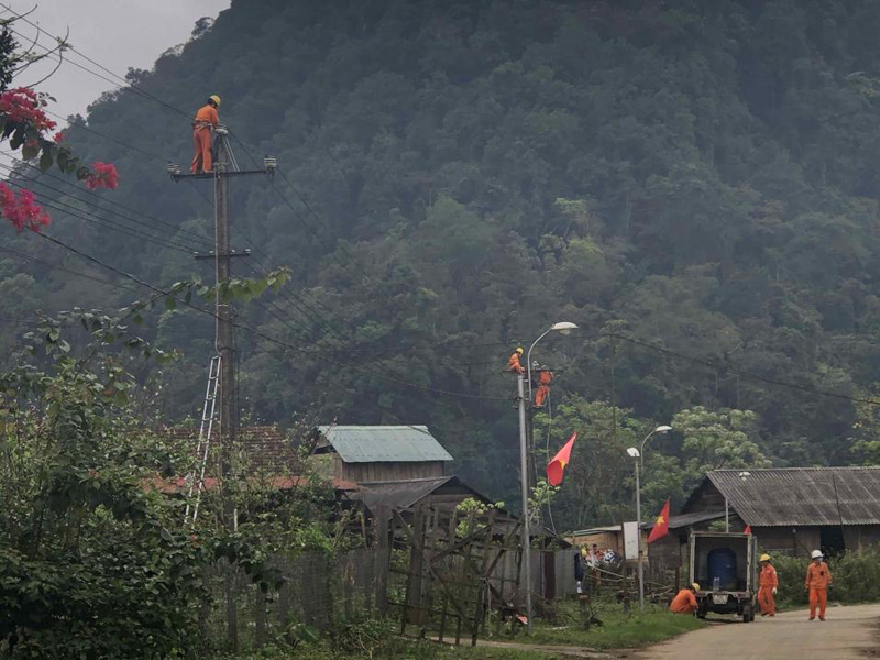 Lực lượng công nhân của Điện lực Minh Hóa và các đơn vị khác đang thi công công trình đại tu lưới điện trung thế khu vực huyện Minh Hóa