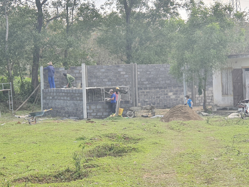 Công trình xây dựng trên đất của một hộ dân đang được thợ xây gấp rút thi công.