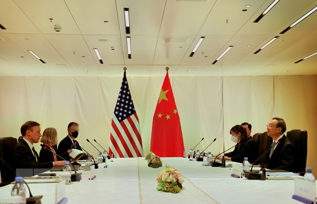 Cố vấn An ninh quốc gia Mỹ Jake Sullivan (trái) và Ủy viên Bộ Chính trị, Chủ nhiệm văn phòng Ủy ban Đối ngoại Trung ương đảng Cộng sản Trung Quốc Dương Khiết Trì (phải) tại cuộc hội đàm ở Zurich, Thụy Sĩ ngày 6/10/2021. (Ảnh: THX/TTXVN)