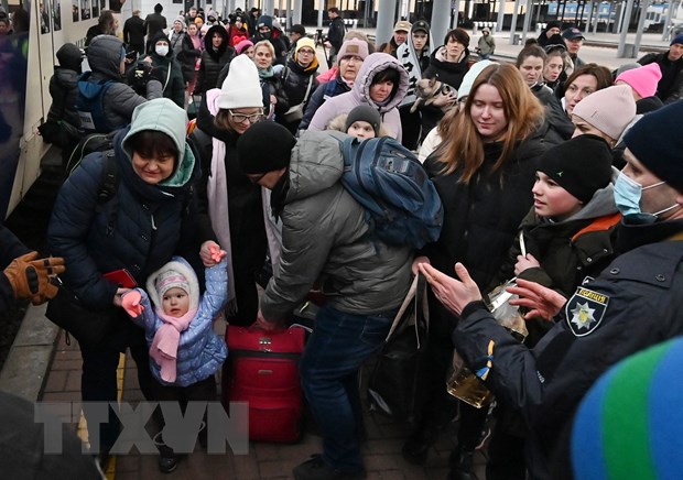 Người dân Ukraine sơ tán khỏi thủ đô Kiev ngày 7/3/2022. (Ảnh: AFP/TTXVN)