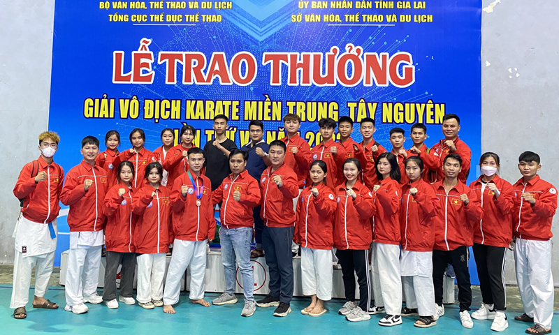 Ban huấn luyện và các VĐV đội tuyển Karate Quảng Bình tham gia giải đấu