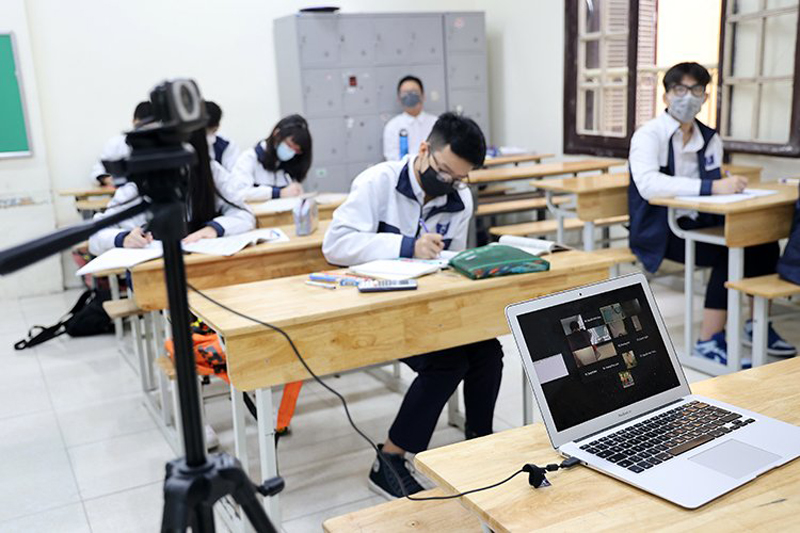 Nhiều nơi, học sinh lớp 12 phải đi học trong tình trạng trực tiếp kết hợp trực tuyến do số ca nhiễm COVID-19 tăng trong trường học. Ảnh: Lê Phú. 