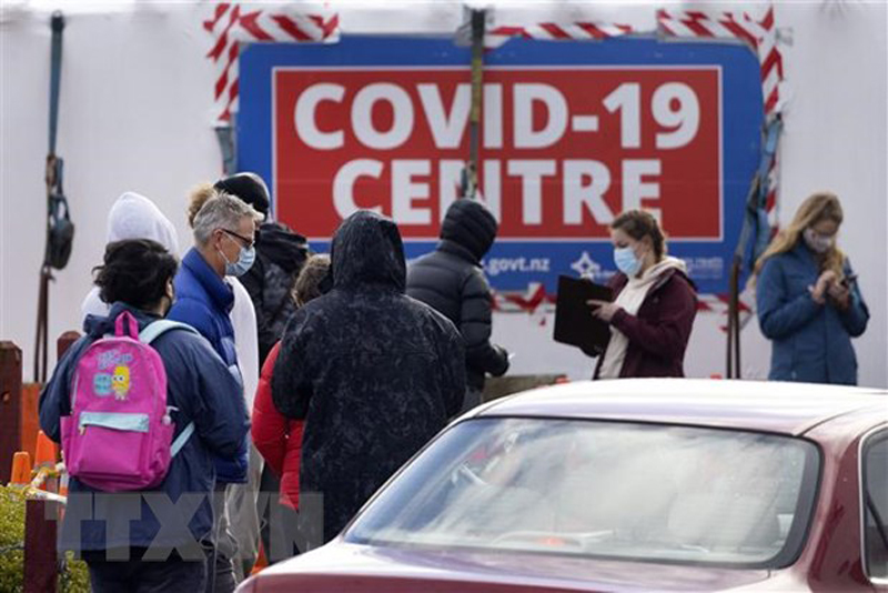 Người dân xếp hàng chờ xét nghiệm COVID-19 tại Wellington, New Zealand. (Ảnh: AFP/TTXVN)
