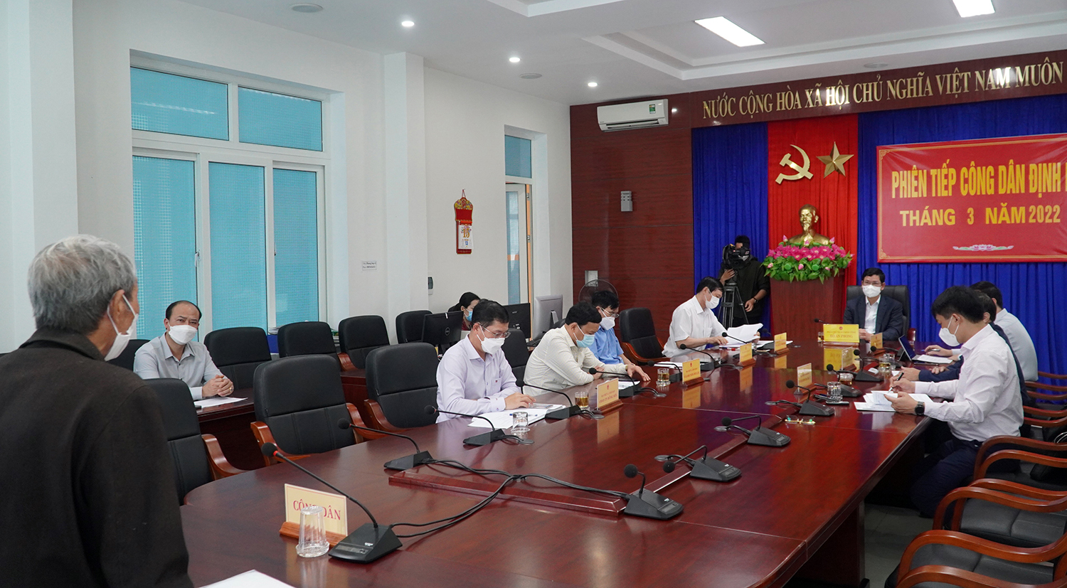 Đồng chí Bí thư Phó Chủ tịch UBND tỉnh Hồ An Phong tiếp nhận nội dung kiến nghị, phản ánh, khiếu nại của công dân.
