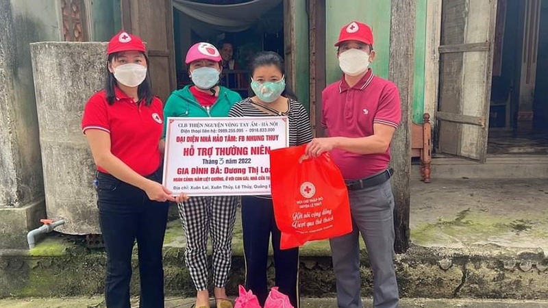 Hội Chữ thập đỏ huyện Lệ Thủy thay mặt Câu lạc bộ thiện nguyện Vòng tay ấm – Hà Nội trao gạo thường kỳ cho các hộ khó khăn