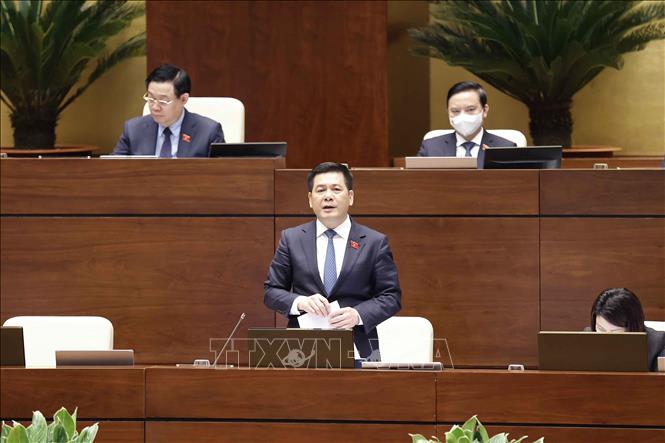 Bộ trưởng Bộ Công Thương Nguyễn Hồng Diên trả lời chất vấn đại biểu Quốc hội. Ảnh: Doãn Tấn/TTXVN
