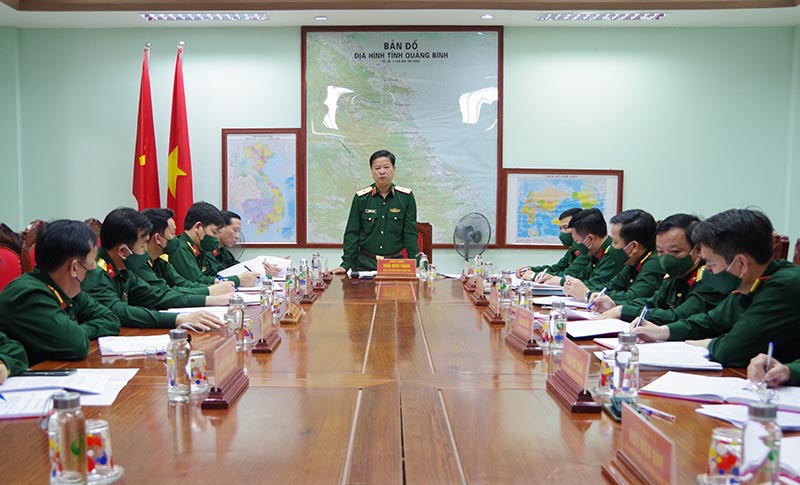 Thiếu tướng Trần Minh Thanh, Chủ nhiệm chính trị Quân khu 4 chủ trì buổi kiểm tra.