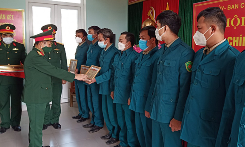 Đại diện lãnh đạo Ban CHQS huyện Bố Trạch tặng giấy khen cho các đơn vị DQTV, cá nhân hoàn thành xuất sắc nhiệm vụ.